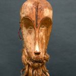 Una máscara de África vendida por 4,2 millones entre protestas Máscara de África que se subastó, genero polémica