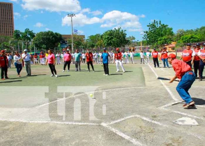 Liga de softbol con cooperativas en Managua