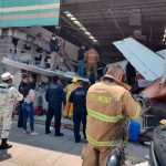 Avioneta se estrella en un supermercado de México y mueren tres personas Avioneta se estrella en un supermercado de México y mueren tres personas