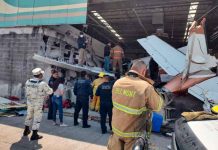 Avioneta se estrella en un supermercado de México y mueren tres personas