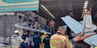 Avioneta se estrella en un supermercado de México y mueren tres personas