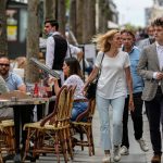 Francia elimina el pasaporte de vacunación y las mascarillas en interiores