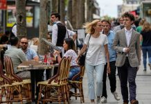 Francia elimina el pasaporte de vacunación y las mascarillas en interiores