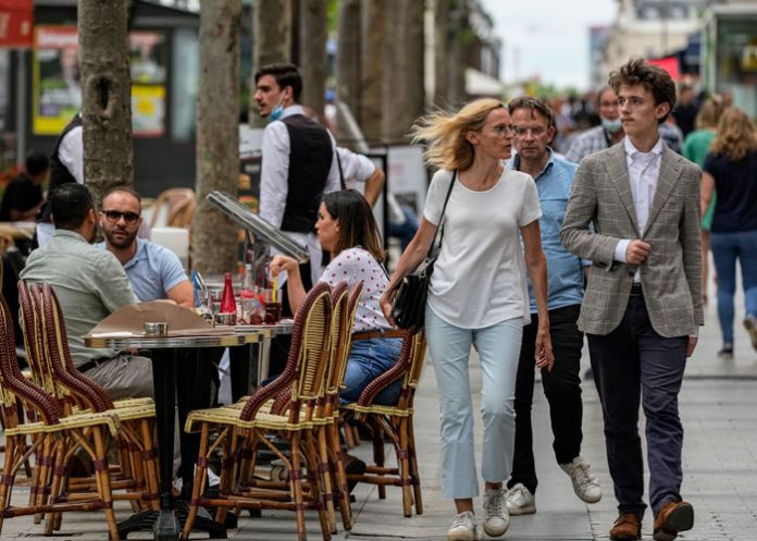 Francia elimina el pasaporte de vacunación y las mascarillas en interiores