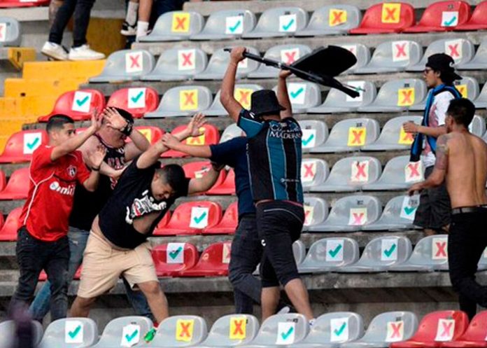 Batalla campal de las barras en un partido en México deja muertos y heridos