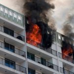 ¡Impresionante! Bebé salta por la ventana de un edificio en llamas (Video) Bebé salta por la ventana de un edificio en llamas