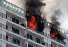 Bebé salta por la ventana de un edificio en llamas