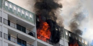 Bebé salta por la ventana de un edificio en llamas