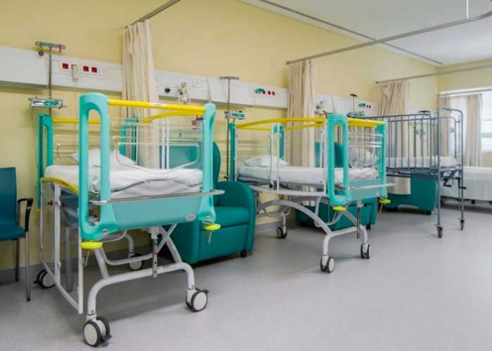 Mujer fue al hospital y terminó dando a luz