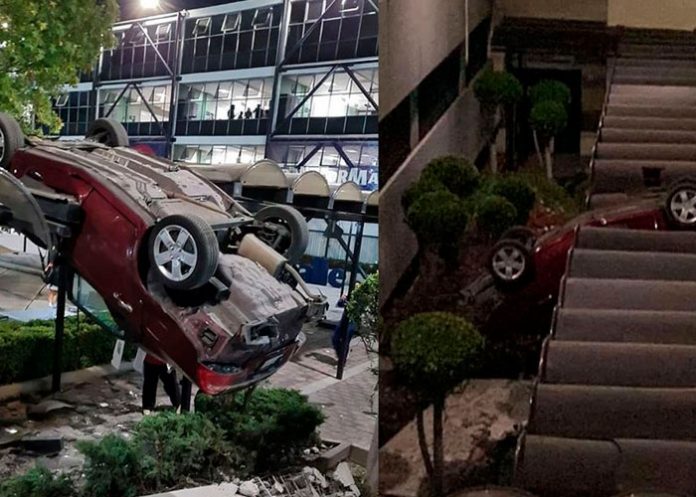 Un carro cae desde el cielo en Universidad de México