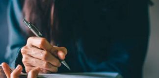 Mujer en Argentina pide ayuda usando cuaderno de su hijo