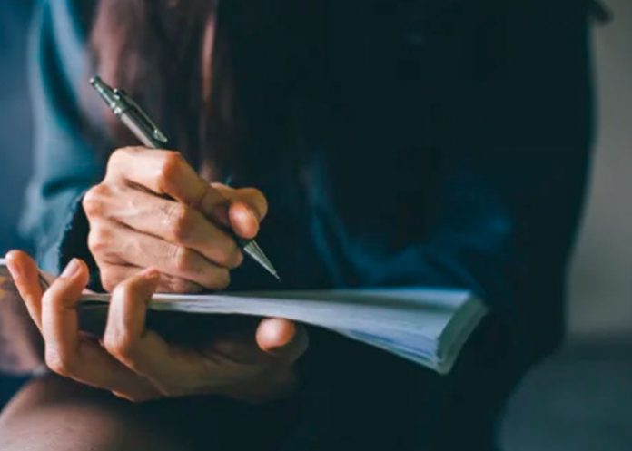 Mujer en Argentina pide ayuda usando cuaderno de su hijo