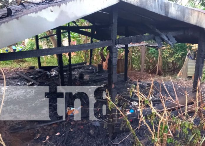 Vivienda quedó reducida a cenizas en un barrio de San Carlos, Río San Juan