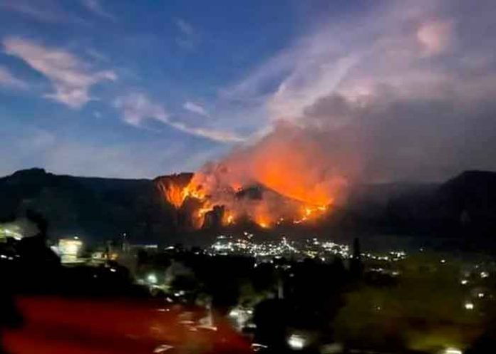 2 Fuerte incendio forestal consume alrededores del cerro de Tepozteco, en Morelos