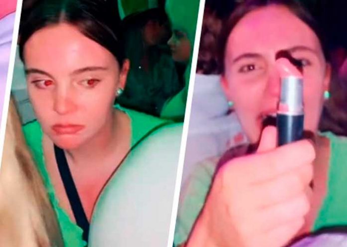 Mujer marca a hombres con labial dentro de una discoteca