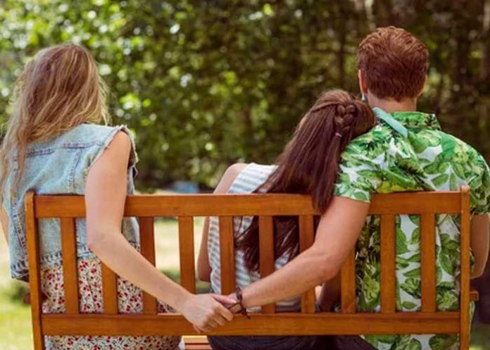 2 Mujer decide dar la noticia a la amante de su esposo que este se suicidó