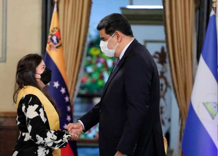 2 Embajadora de Nicaragua en Venezuela recibe condecoración