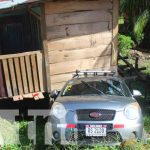 Vehículo choca vivienda en Bluefields