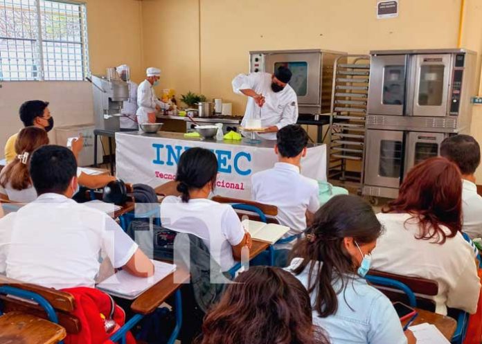 Promueven taller de decoración de pasteles y postres en Granada