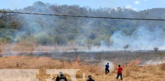 Quema de maleza detrás del cerro el Coyotepe en el municipio de Masaya