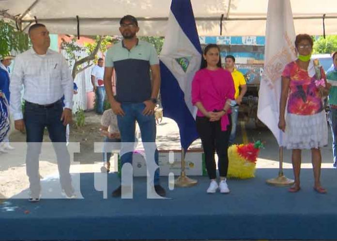 Entrega de calles en barrio de Managua