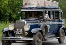 En un auto de 1928, familia argentina llega a casa tras 22 años de viaje Familia de Argentina viajó por 22 años