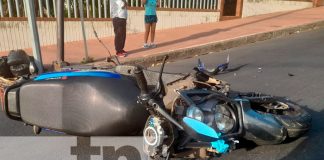 Accidente de tránsito deja a un motociclista y acompañante lesionados en Managua