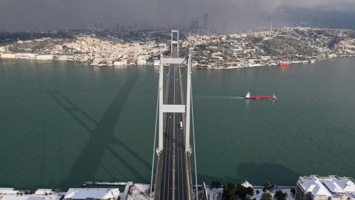 TURQUIA 1 Turquía cierra el tráfico en el Bósforo tras el hallazgo de una mina procedente de Ucrania