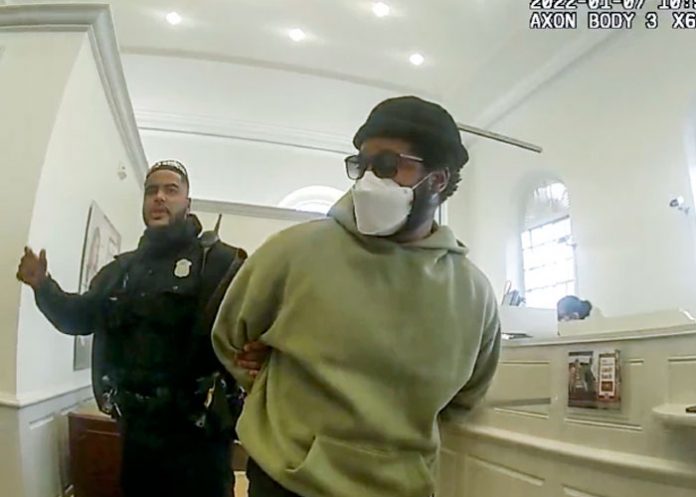 Arrestan por error al director de 