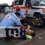 Posible fractura para motociclista al chocar contra un vehículo en Managua Accidente de tránsito en sector de la Quinta Nina, Managua