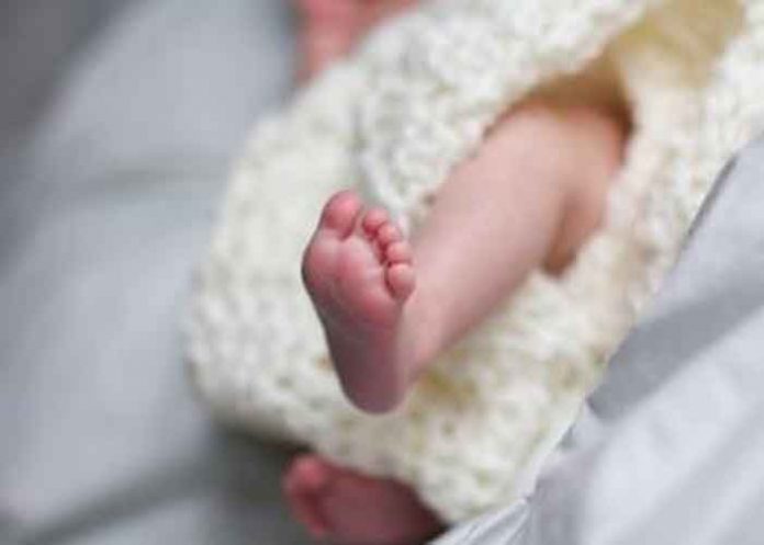 Joven da a luz en el baño luego de sentir un intenso dolor de estómago