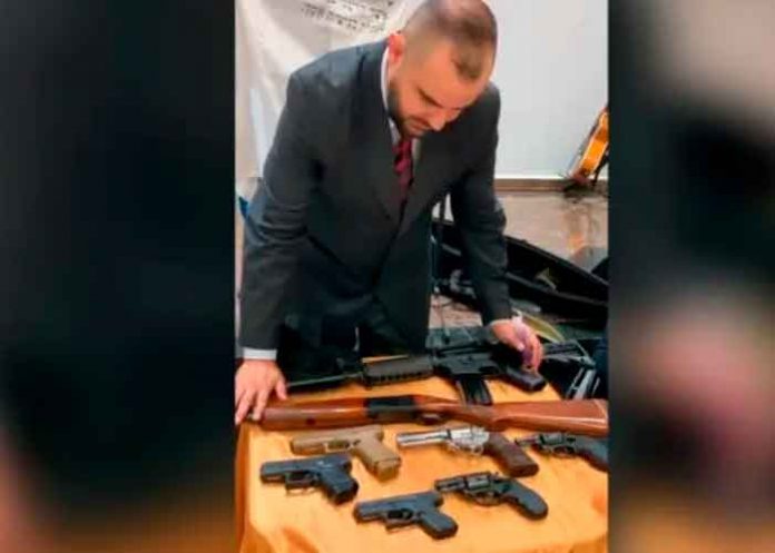 ¿Nuevo evangelio? Pastor de Brasil bendice armas para 