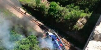¡Trágico! 11 muertos al caer un autobús por un precipicio en Brasil