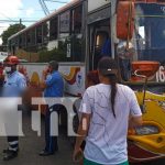 Hijo no logra llegar a ver a sus padres al ser arrollado por un bus en Managua Mortal accidente de tránsito en Managua