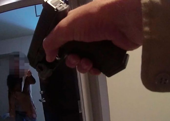 ¡Atroz! Policías en California acribillan a mujer durante un desalojo