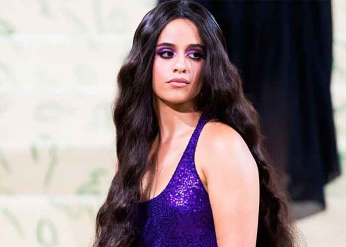 camila-cabello ¡Ups! Camila Cabello enseña por accidente uno de sus pechos en una entrevista