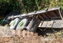 Vuelco de camión cargado de piedras canteras en Ctra. Vieja a León Accidente con camión en la Carretera Vieja a León