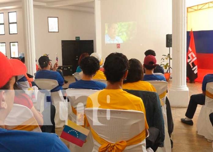 Juventud de Estelí aprende del documental sobre el Comandante Hugo Chávez
