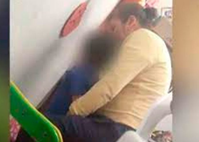 ¡Cruel! Maestra de Colombia obligó a niño a tragarse su propio vómito