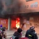 Queman colegio en Bogotá tras denuncia de abuso sexual contra un niño Queman colegio en Bogotá tras denuncia de abuso sexual contra un niño