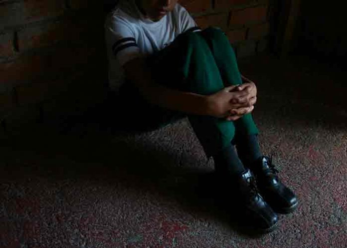 Mujer dominicana es acusada de violar a sus 3 hijos y grabarlos