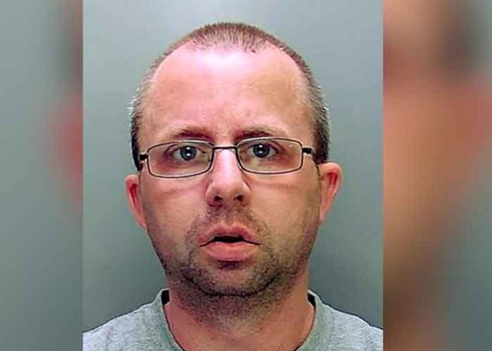 ¡Espeluznante! Hombre le corta en cuello a su madre en Reino Unido