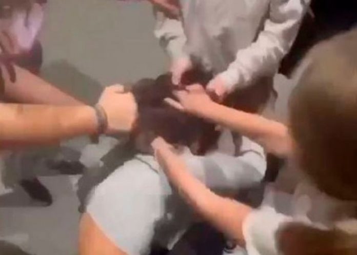 ¡Horrenda paliza! A patadas y puñetazos agreden a una menor en España