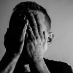 Vende “cuadro maldito” porque solo le ha trajo desgracias a su vida