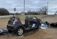 Accidente entre camión y un auto deja seis estudiantes muertos en Oklahoma Accidente entre camión y un auto deja seis estudiantes muertos en Oklahoma