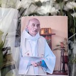En Francia condenan a cuatro hombres por degollar en plena misa a cura En Francia condenan a cuatro hombres por degollar en plena misa a cura