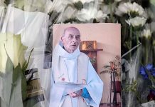 En Francia condenan a cuatro hombres por degollar en plena misa a cura En Francia condenan a cuatro hombres por degollar en plena misa a cura