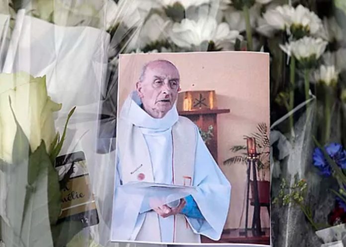 En Francia condenan a cuatro hombres por degollar en plena misa a cura