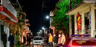Mataron a toda su familia, pidió ayuda con su hermano muerto en brazo