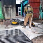 Atienden emergencia en un taller del barrio Julio Buitrago, Managua Moto calcinada en un barrio de Managua